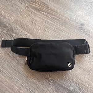 black lululemon belt bag